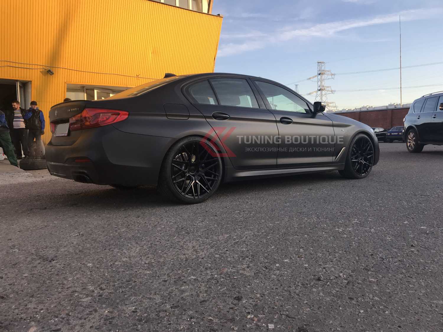 BMW 5 SERIES M550i на 21" дисках Rohana RFX10 Gloss Black фото 2